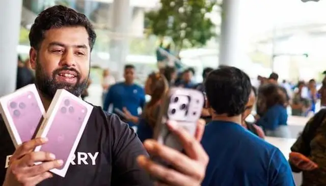 Apple's New VP Reacts to iPhone Screen Protectors
