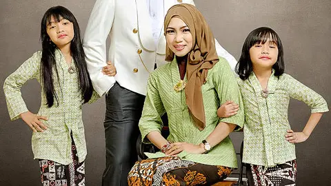 Kumpulan Prompt Foto Keluarga 3-5 Orang yang Estetik dan Berkesan