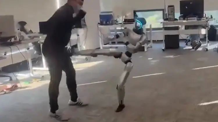Detik-detik Robot China Menendang Operator, Apa Penyebabnya?