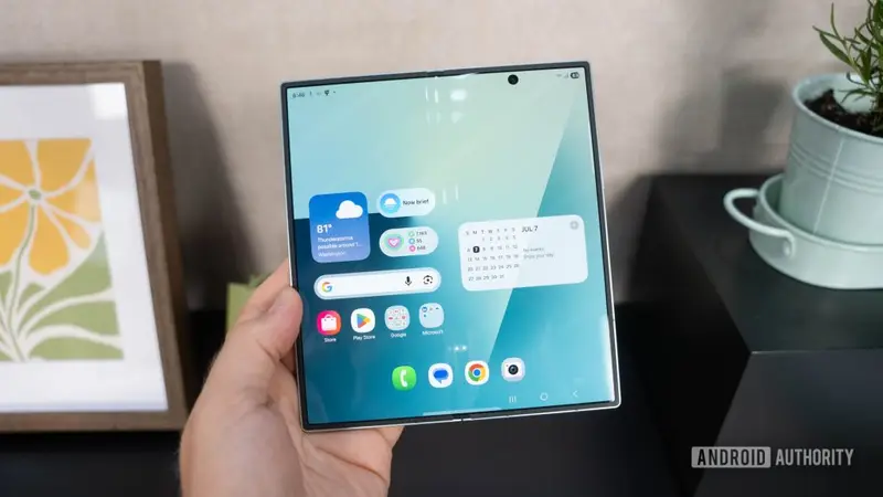 iPhone Fold Diprediksi Jadi Ponsel Lipat Terpopuler di 2026