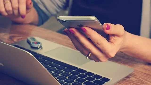 Tips Membersihkan Handphone dari kuman dan virus