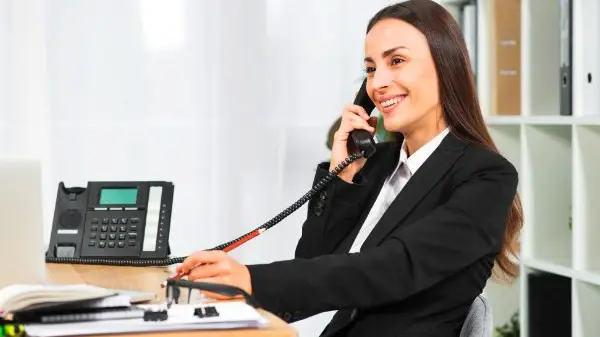 Cara Menggunakan Telepon Kantor untuk Menelpon Keluar