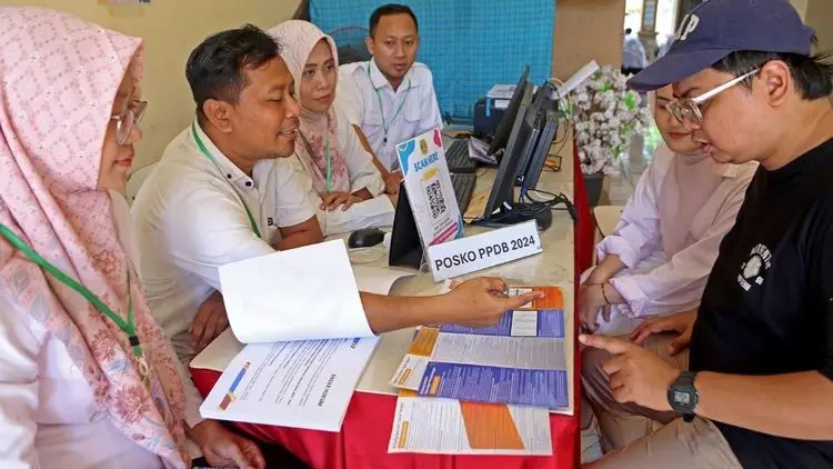 Sesi Baru Pendidikan: Gubernur Khofifah Luncurkan SPMB AI untuk SMA/SMK Negeri di Jatim Sebelum Tahun Ajaran Baru