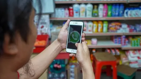 Bagaimana WhatsApp Menghubungkan Kita Semua di Indonesia: Dari Pesan Pribadi hingga Bisnis Online