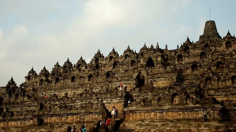 Kemunculan Chairlift di Candi Borobudur: Perbedaan Utama dengan Eskalator