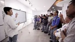 Undangan dari Indosat ke AIEC: Siswa SMA Negeri 2 Jayapura Uji Coba 5 Teknologi AI Terkini