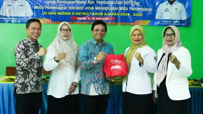 Guru SMAN 6 Metro Dongkrak Kompetensi Mengajar Pakai AI Bersama Dosen Teknikokrat MBI