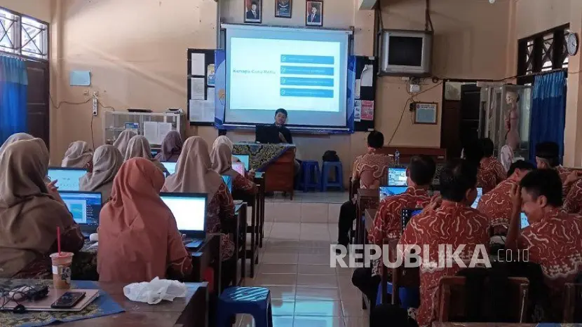 Kolaborasi Cerdas! Dosen UBSI Kenalkan AI untuk Penulisan Artikel di SMPN 1 Cilongok
