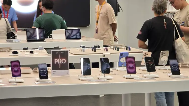 Tarif Trump Picu Kebiasaan Belanja Darurat, iPhone Ludes Terjual