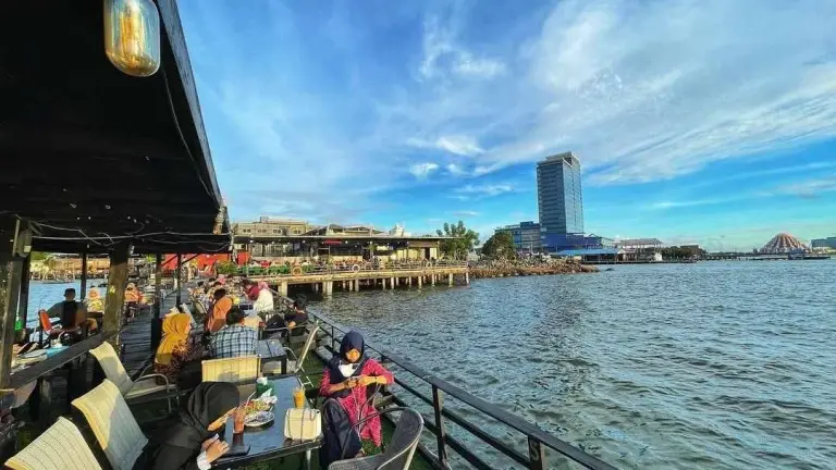 Prompt Wisuda Keren: Di Cafe dan Pinggir Pantai Seperti Action Figure 3D