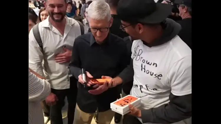 iPhone 17 Pro Max Jatuh Langsung di Depan CEO Apple