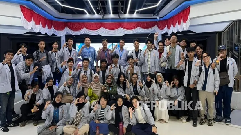 Mahasiswa TI Cyber University Eksplorasi Robotik di Robopark Indonesia