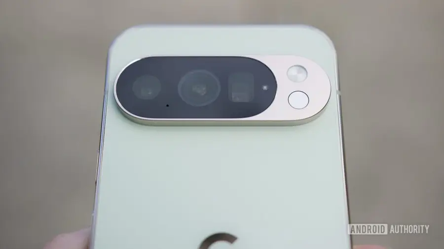 Pengguna Pixel 10 Pro Keluhkan Kerusakan Akibat Lampu Senter Panas