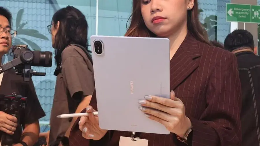 Huawei MatePad Air, Tablet Tipis Seberat Botol Air