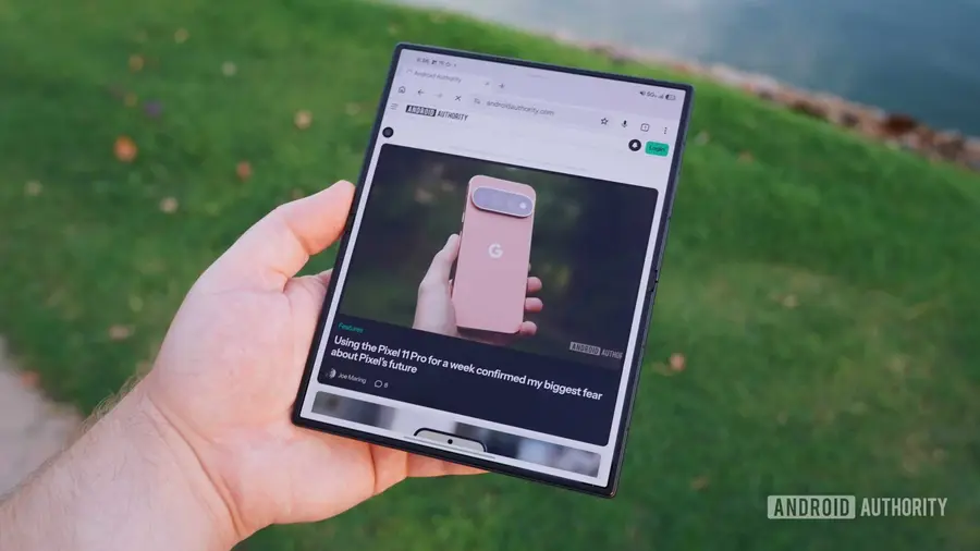 Samsung Jelaskan Fleksibilitas Layar Galaxy Z Fold 8 Bukan Cacat