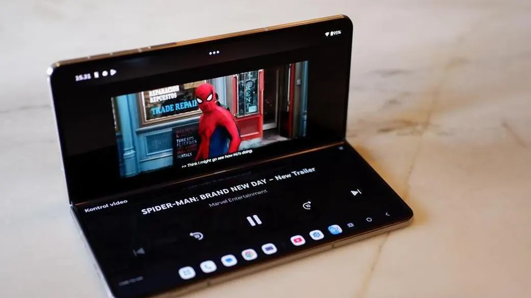 Maximize Productivity with the Motorola Razr Fold's Large Display