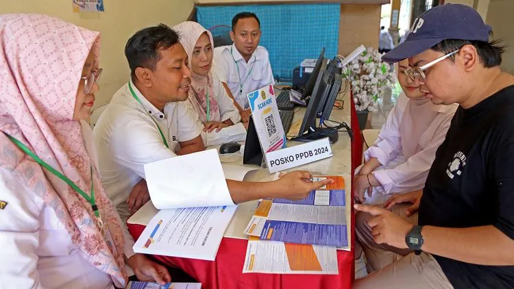 Aturan SPMB 2025 new: Fokus pada value Rapor, Bukan lagi Jarak; Dindik Jatim Siap 7 Ribuan Helpdesk