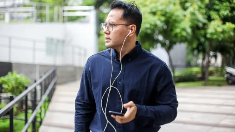 Orang yang Suka Gunakan Earphone Berkabel? Mungkin Ini 7 Karakteristik Psikologis Mereka