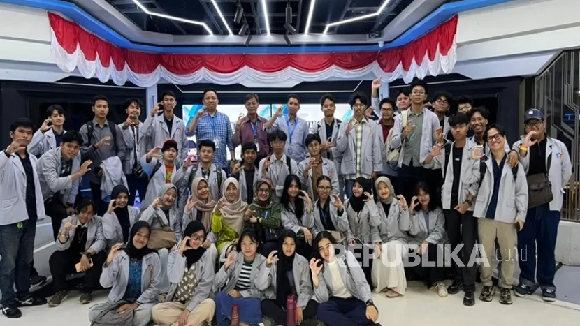 Mahasiswa TI Cyber University Eksplorasi Robotik di Robopark Indonesia