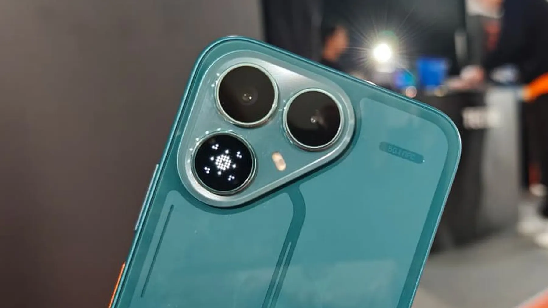 Mengenal Tecno Pova 8 5G, Smartphone Futuristik dengan Layar Mini