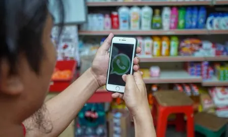 Bagaimana WhatsApp Menghubungkan Kita Semua di Indonesia: Dari Pesan Pribadi hingga Bisnis Online
