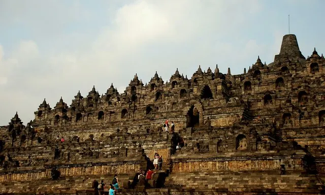 Kemunculan Chairlift di Candi Borobudur: Perbedaan Utama dengan Eskalator