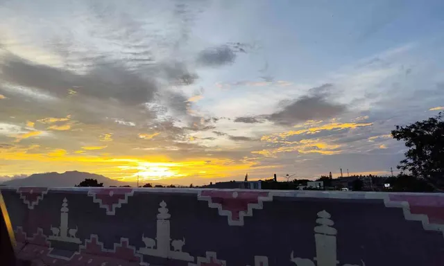 Senja, Ponsel, dan Momennya di Dalam Mobil