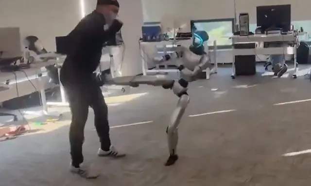 Detik-detik Robot China Menendang Operator, Apa Penyebabnya?