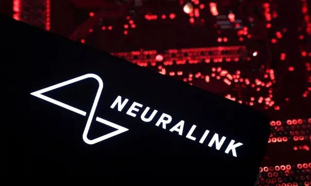 Elon Musk percepat integrasi otak dan mesin, Neuralink siap produksi implan otak 2026