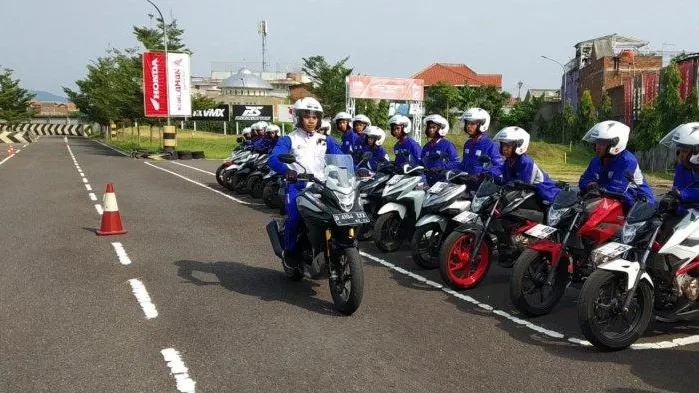 Jangan Sepelekan Kaca Spion: Peran Vitalnya bagi Pengendara Motor