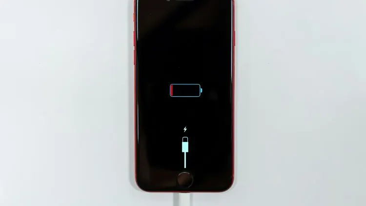 Apakah Perlu Melepas Cas iPhone Saat Menggunakan Case? Ini Jawabannya