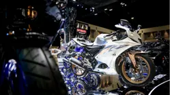 Tampil Mewah and Gagah with Yamaha R15 V4 Pink Rose Gold 2025