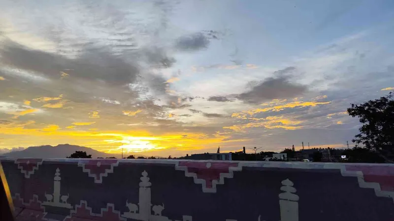 Senja, Ponsel, dan Momennya di Dalam Mobil