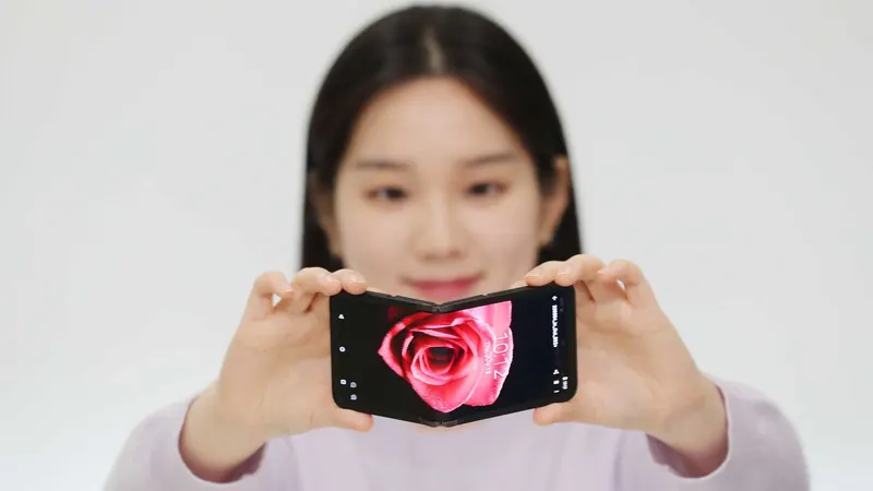 Samsung Approaches Realization of Rollable Phone with 2028 Launch