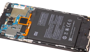 Keluarkan Sim Card, Baterai, dan MicroSD